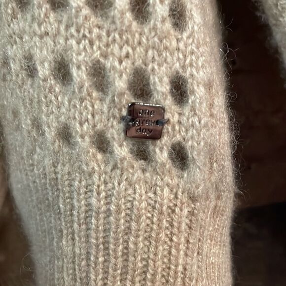 One Grey Day 100% Cashmere Hooded Sweater - Picture 5 of 10